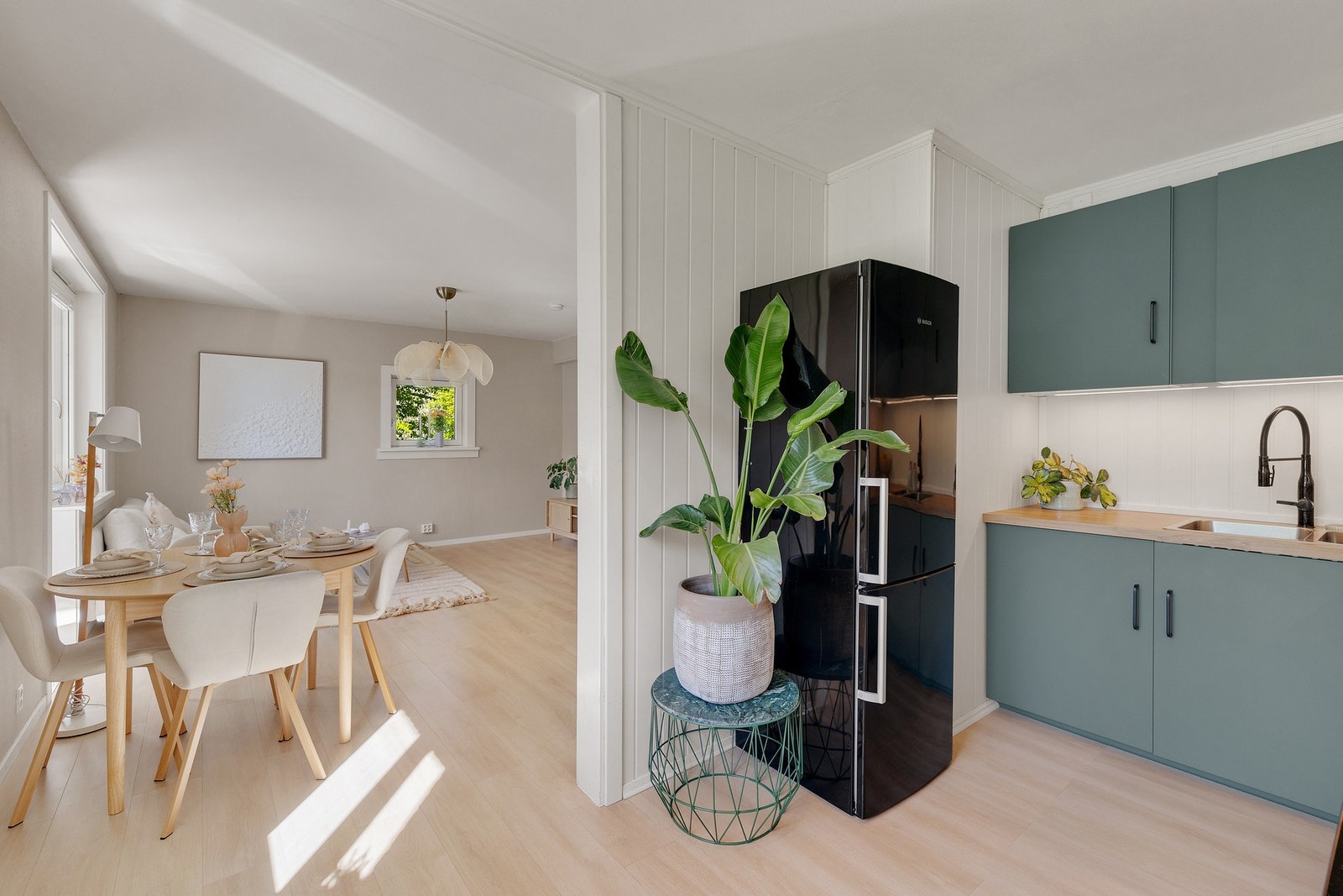 Kjøkkenet er i delvis åpen løsning med stuen. Galleribilde