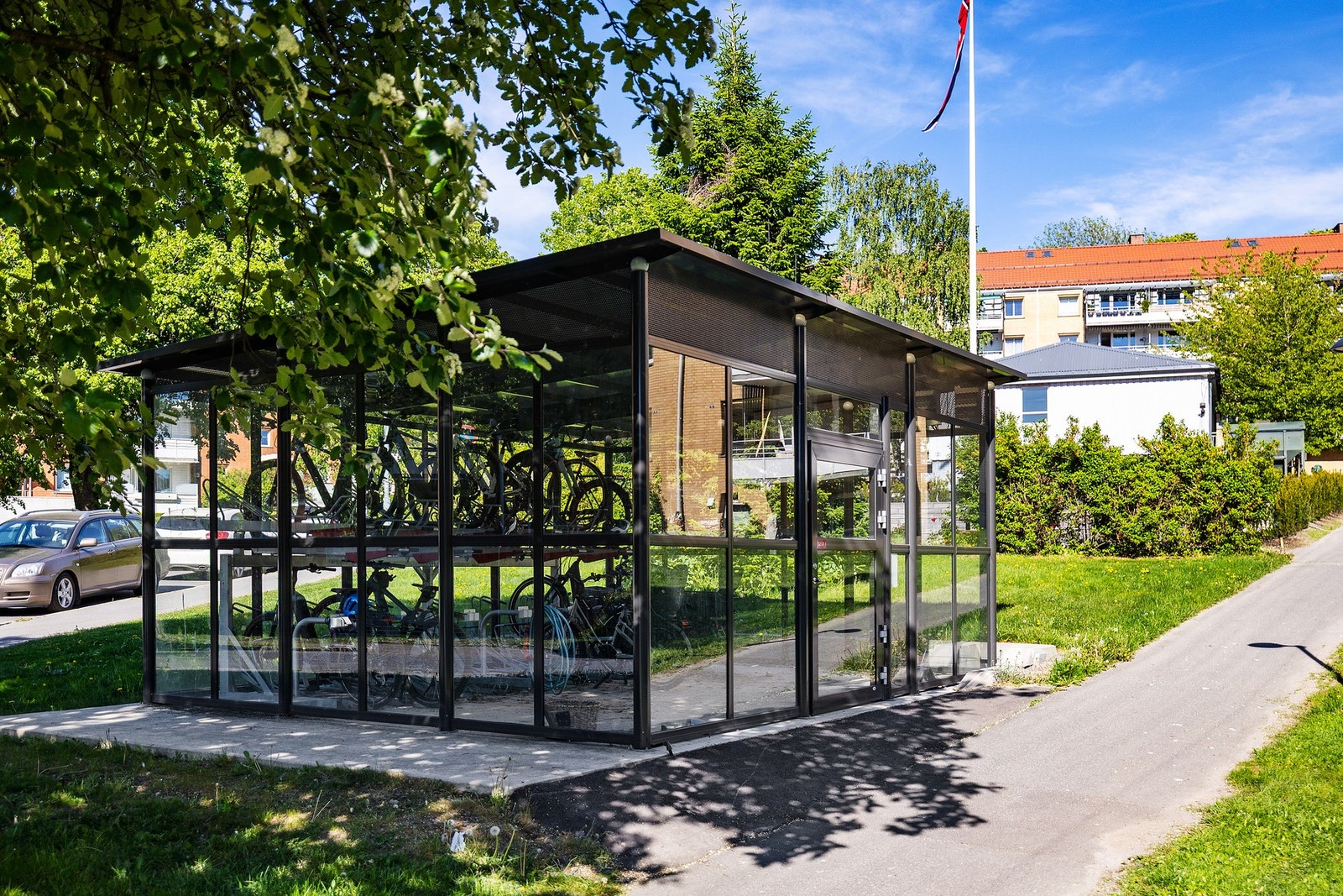 Det er sykkelparkering i borettslaget. Galleribilde