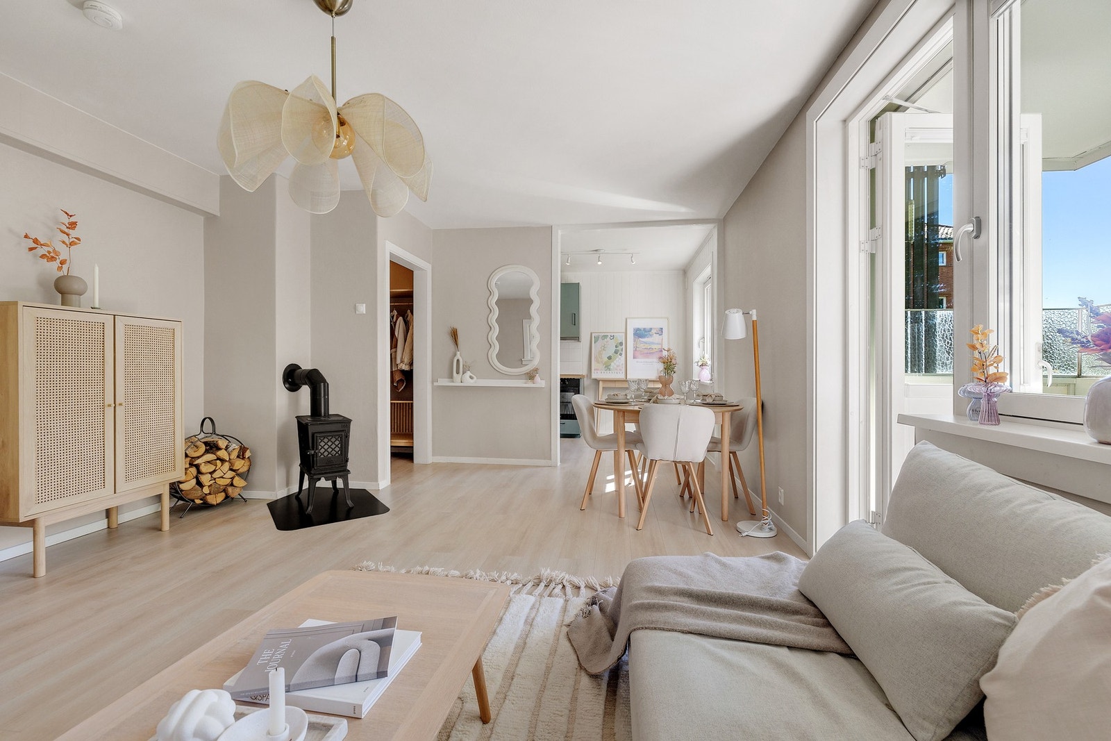 Lys og luftig stue av god størrelse. Galleribilde