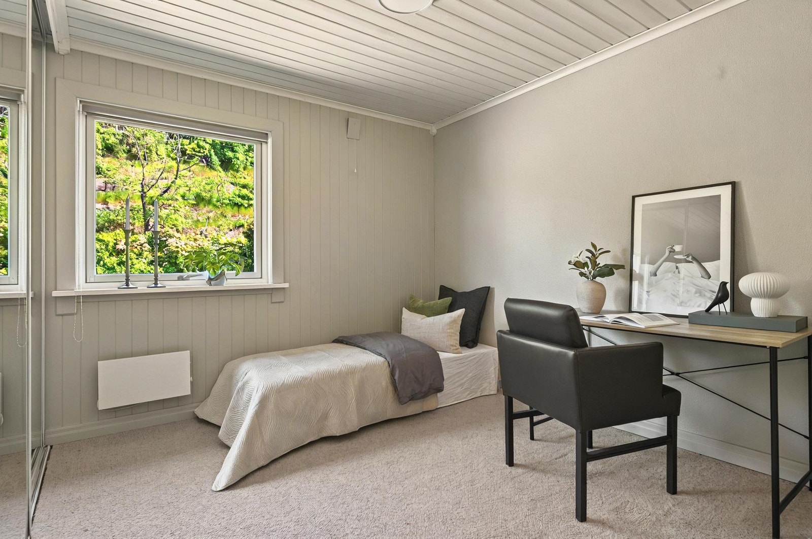 Boligen byr på 4 romslige soverom Galleribilde