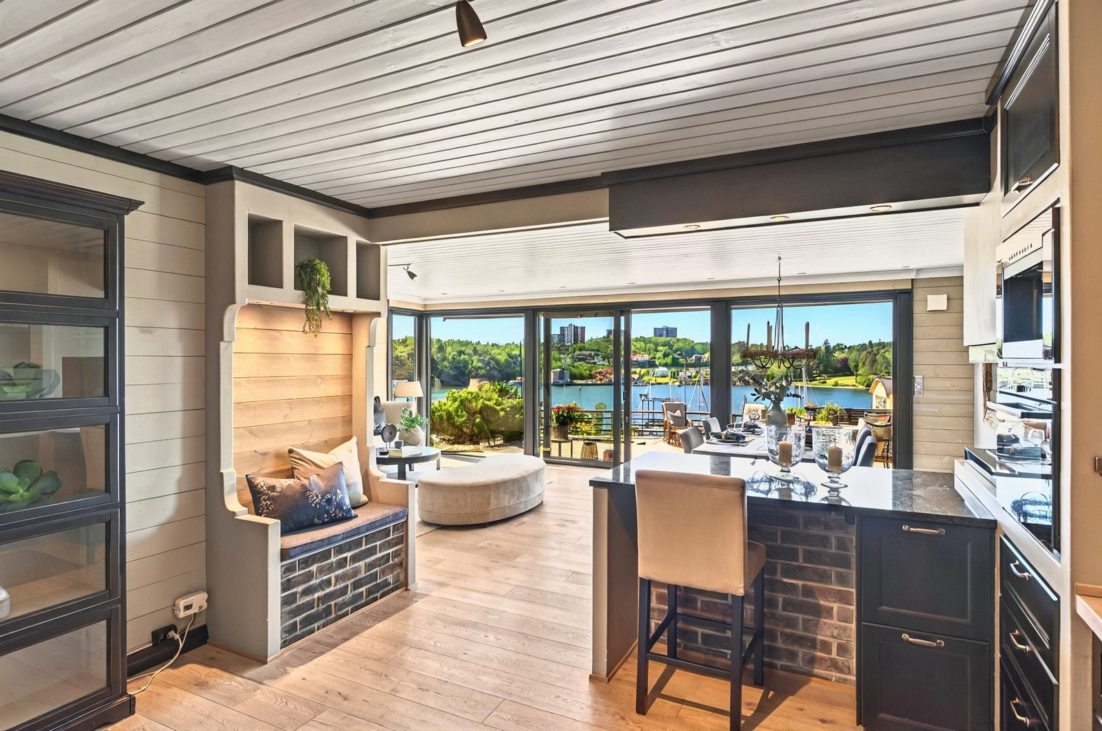 Fra du kommer inn, blir blikket ditt dratt gjennom boligen og ut mot terrassen og den flotte utsikten Galleribilde