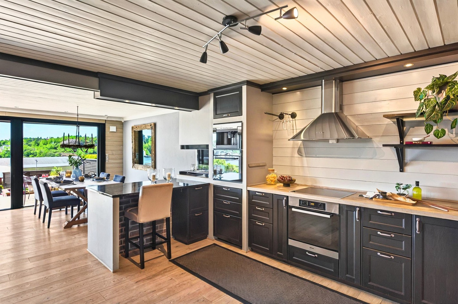 De mørke detaljene er smakfullt balansert med lyse gulv, vegger og tak, og skaper en moderne og behagelig atmosfære i boligen Galleribilde