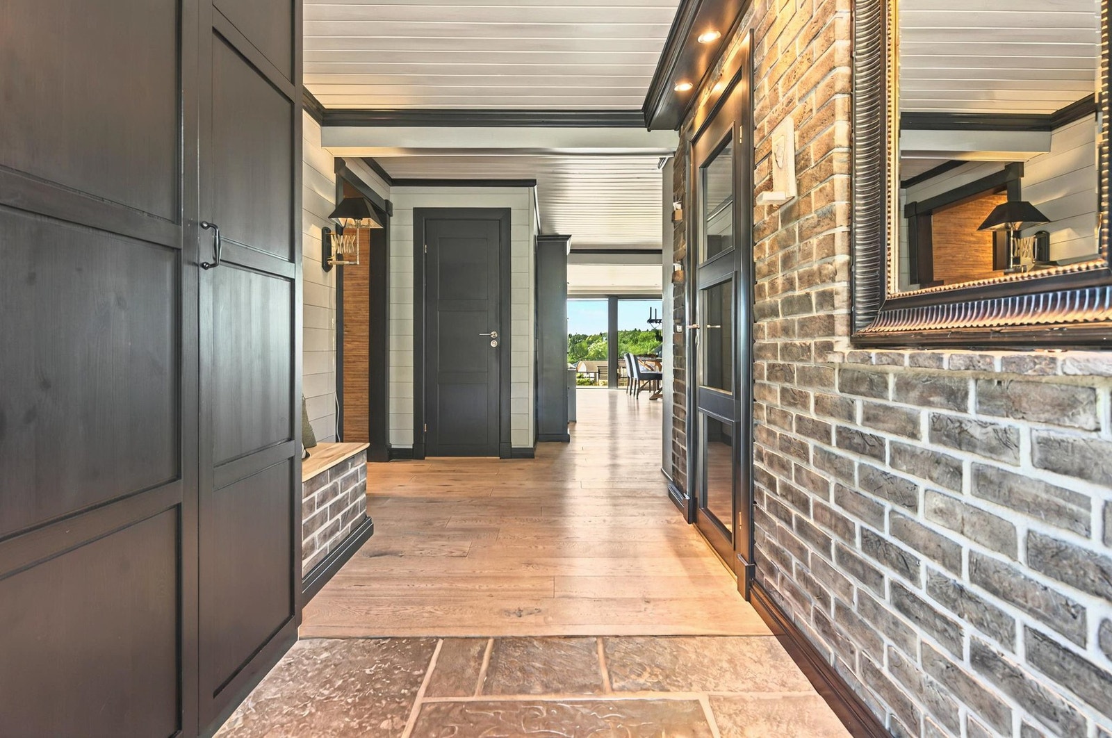 Gulvvarme i alle oppholdsrom og gjennomtenkte detaljer gir boligen en lun og eksklusiv følelse Galleribilde