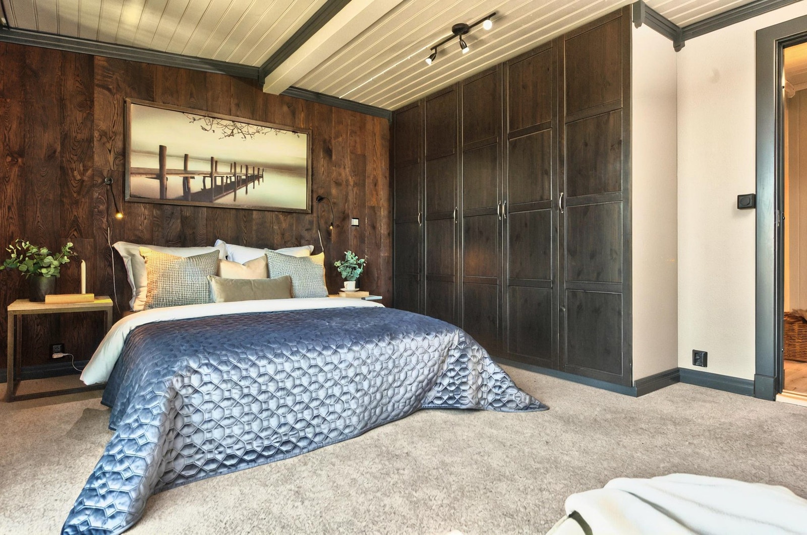 Rommet har en lun følelse og god skapplass Galleribilde