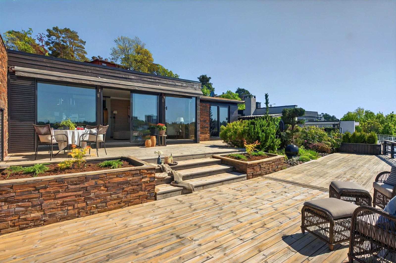 Terrasse på 90 m², bygget i flere plan for optimal utnyttelse av terreng og tomt Galleribilde