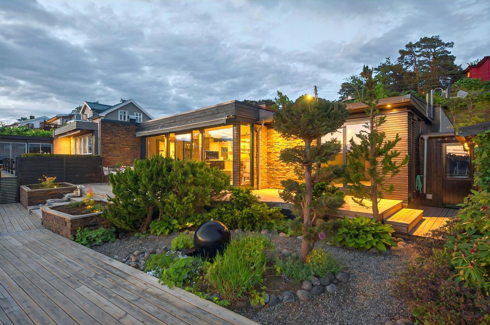 En nydelig eiendom med store usjenerte uterom, solrike uteplasser og nydelig sjøutsikt Galleribilde