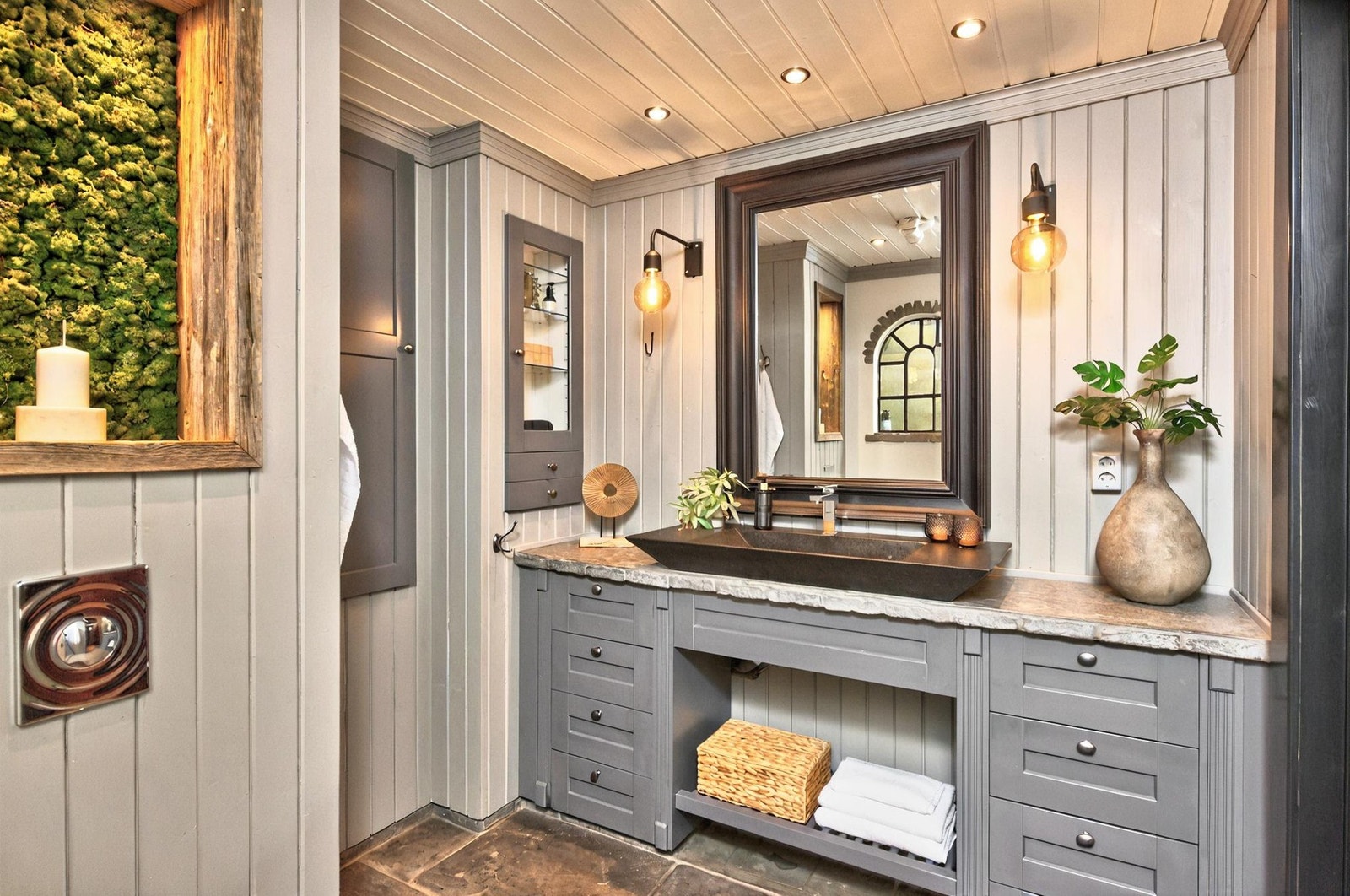 Her har du god plass i skap og servantinnredning Galleribilde