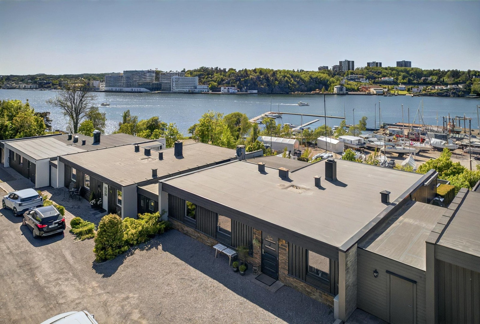 Boligen ligger i rekke med høy og nydelig beliggenhet og plass for parkering like utenfor døren Galleribilde