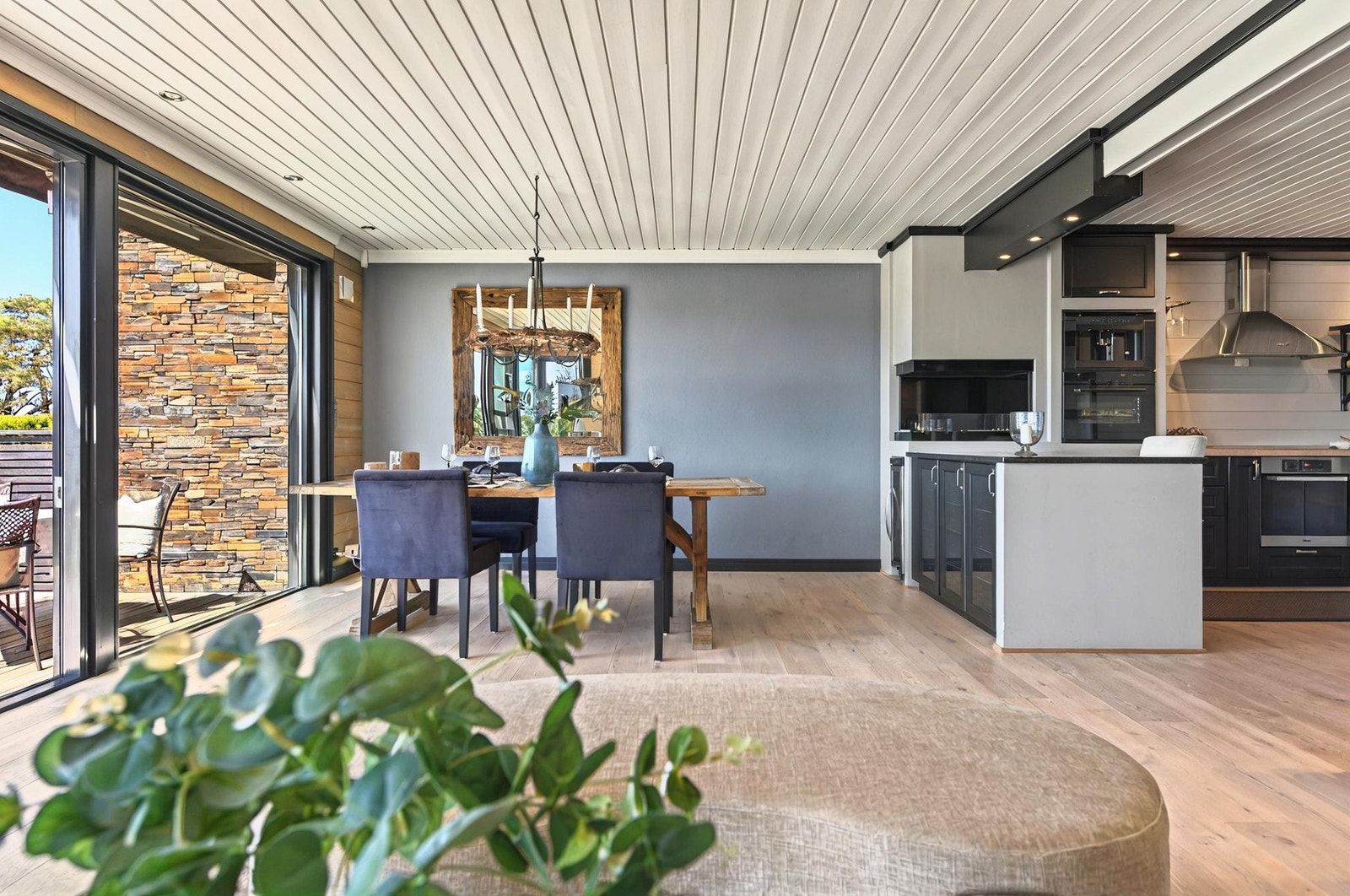 Kjøkkenøya gir ikke bare ekstra plass til skuffer og benk, men skaper også et hyggelig samlingspunkt hvor kokken kan være i godt selskap Galleribilde