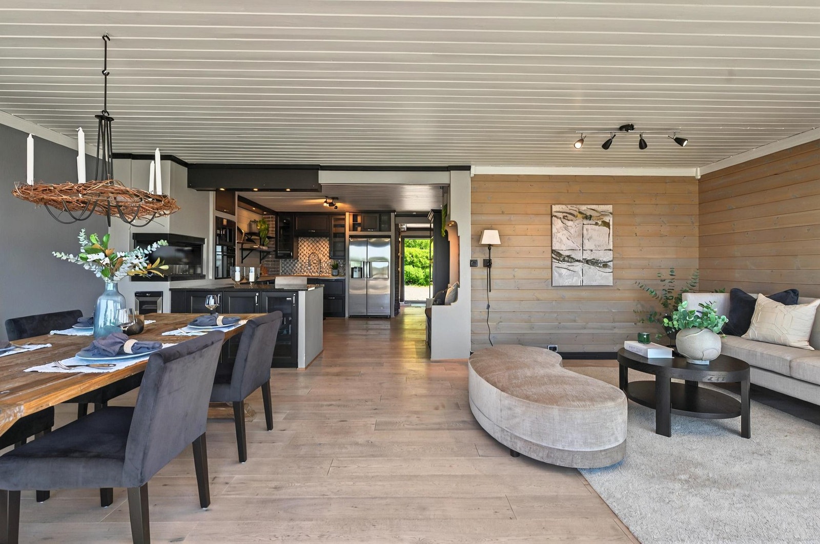 Det er en gjennomgående lys og behagelig stil som preger rommene, og skaper en harmonisk atmosfære i hele boligen Galleribilde