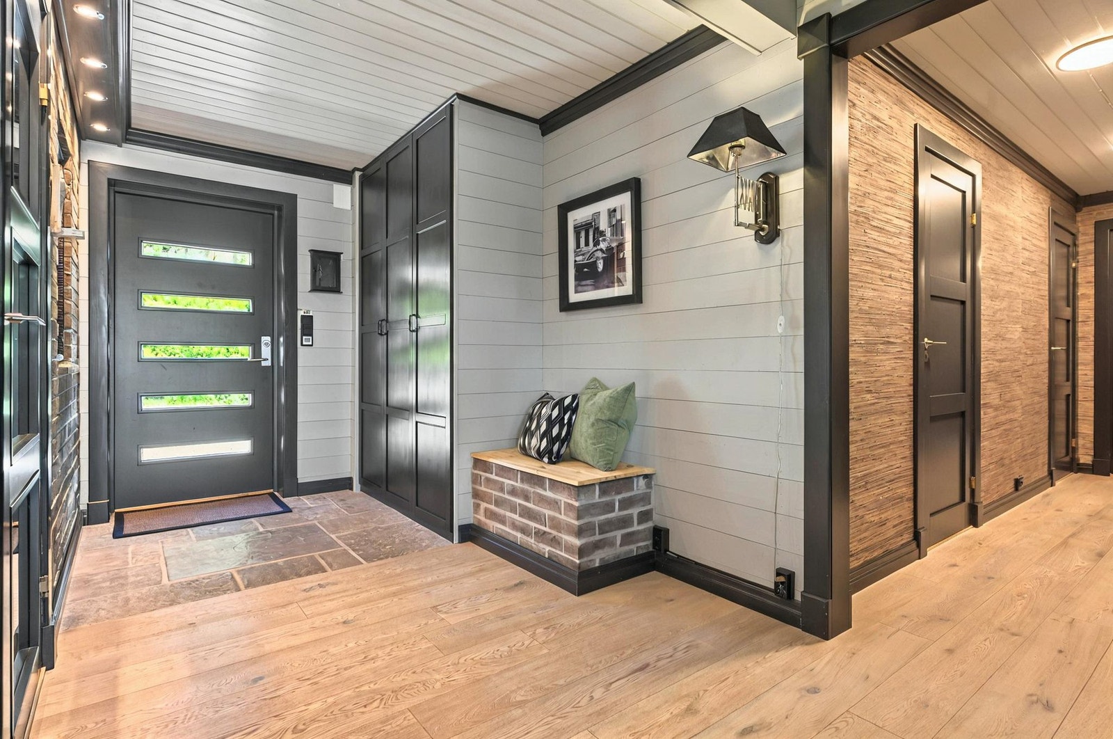 Her kommer du inn i flislagt og stilig entré som setter stemningen for resten av boligen Galleribilde