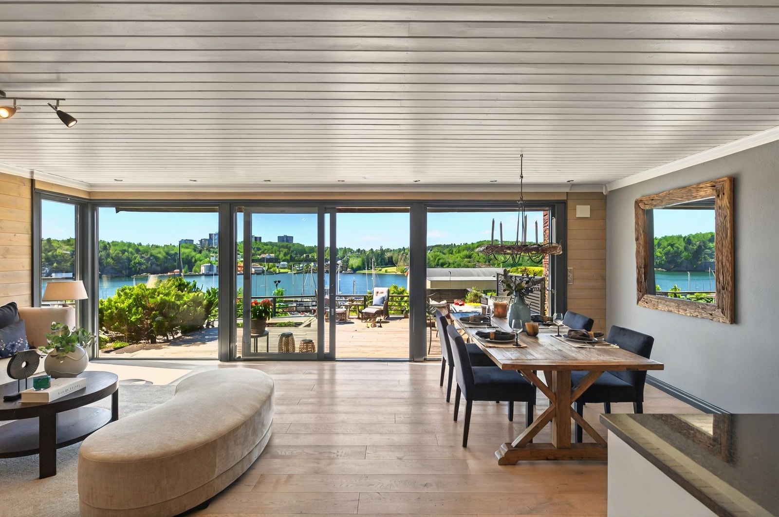 Med de store vindusflatene fra gulv til tak har du en fantastisk utsikt uansett hvor i rommet du befinner deg Galleribilde