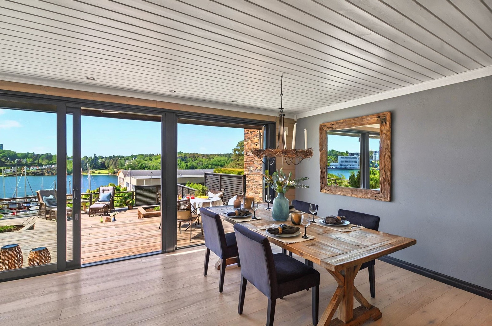 Med skyvedører og store vindusflater mot terrassen kan du nyte den flotte utsikten inne som ute Galleribilde