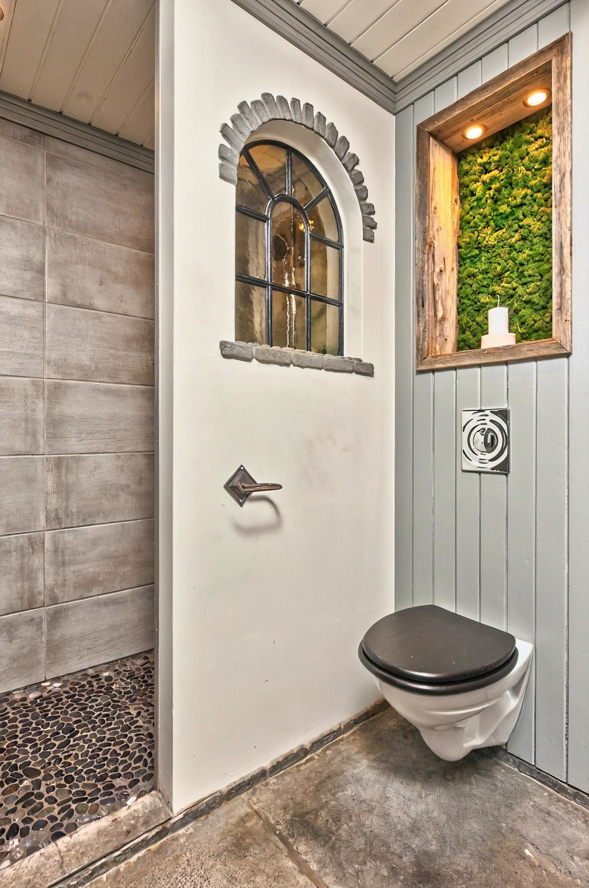 På badet har du romslig dusjnisje Galleribilde