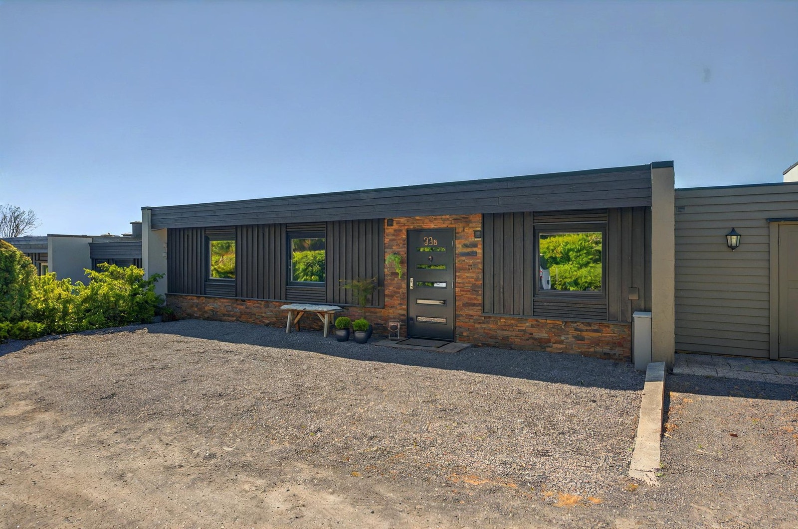 Her har du mulighet for ekstra uteplass og og fortsatt god plass til parkering Galleribilde