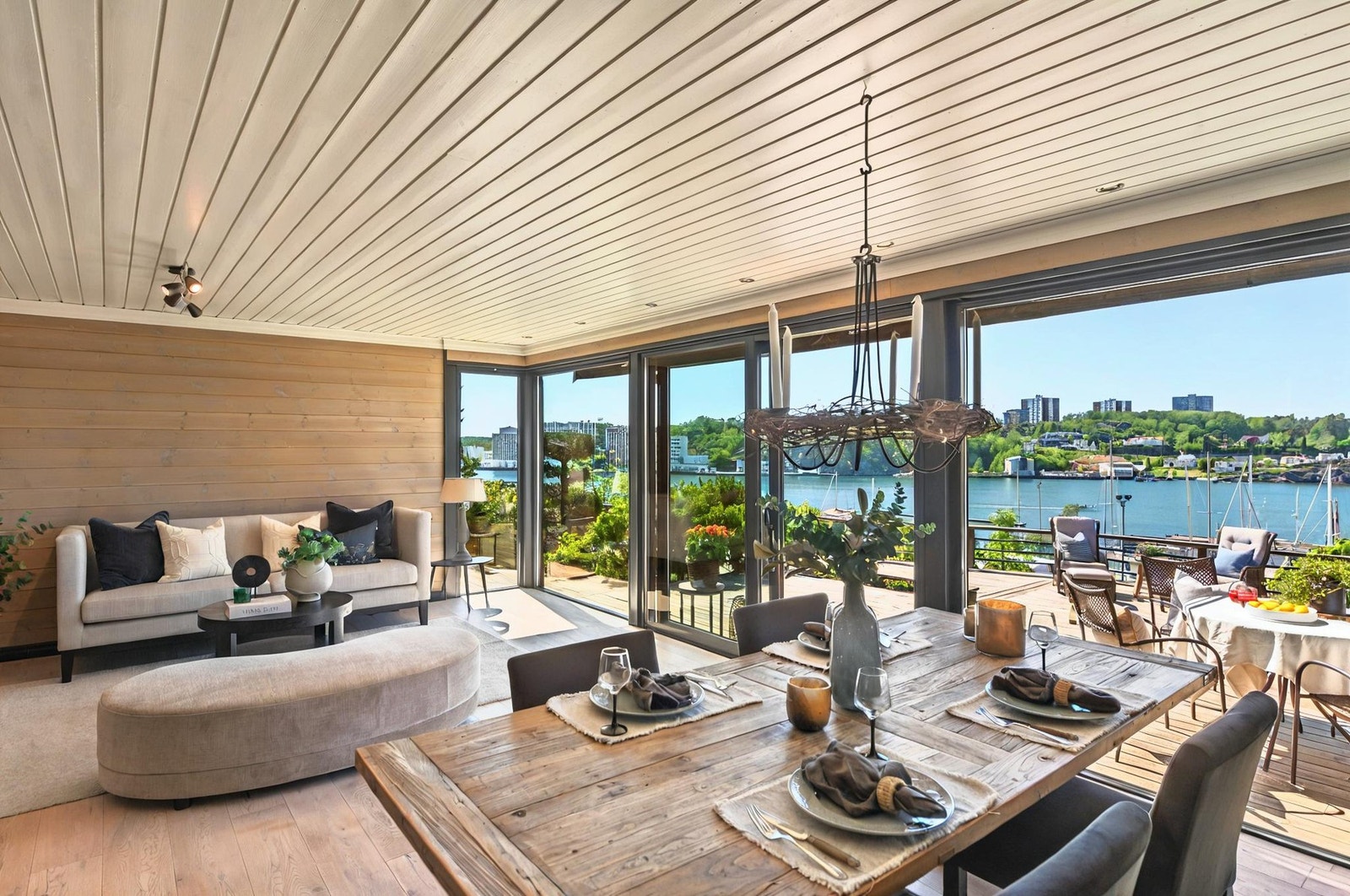 En sjelden anledning - hvor man har god sjøkontakt, nydelig utsikt, sen kveldssol og usjenerte uteplasser Galleribilde