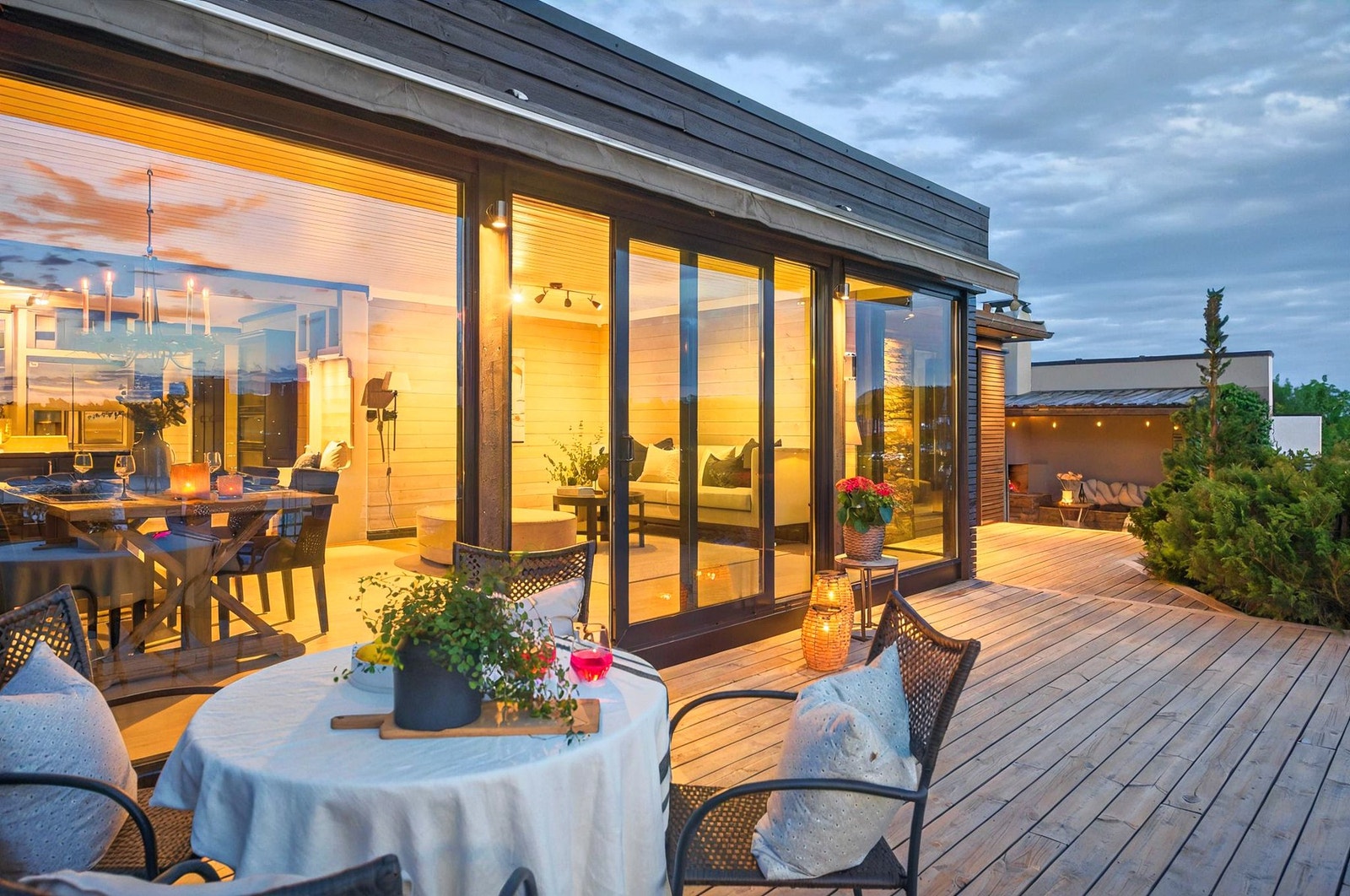 Ved enden av terrassen er det bygget et lunt og overbygget område med utepeis Galleribilde