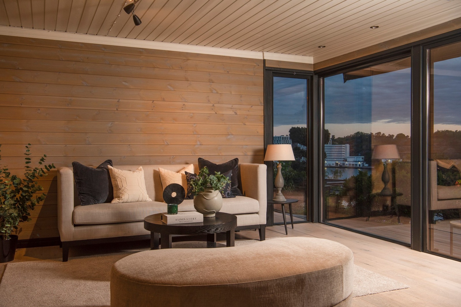 Downlights langs vinduene gir deg mulighet til å justere belysningen etter ønsket stemning Galleribilde