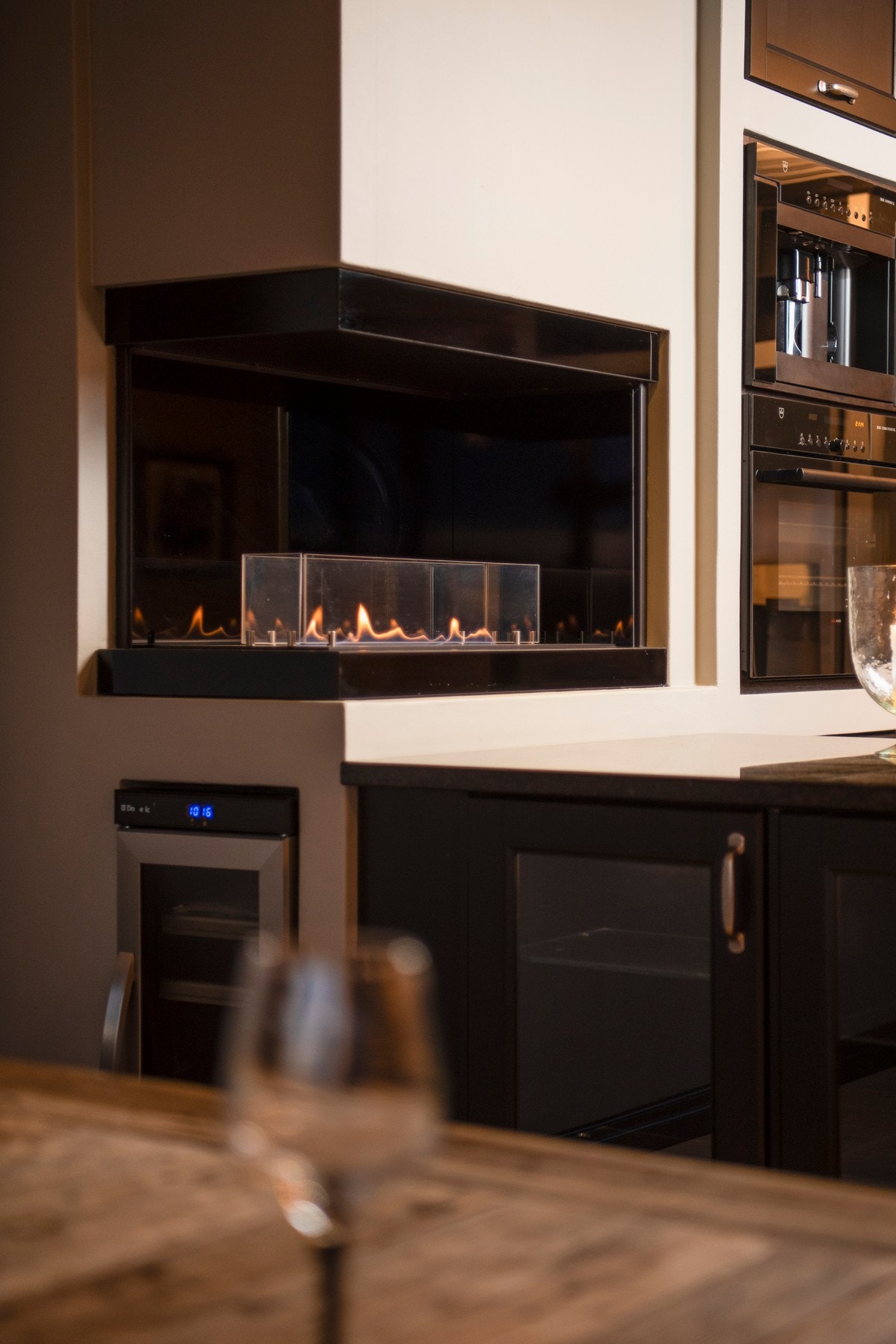 Peisen gir en lun og hyggelig stemning i både kjøkken- og spiseområdet Galleribilde