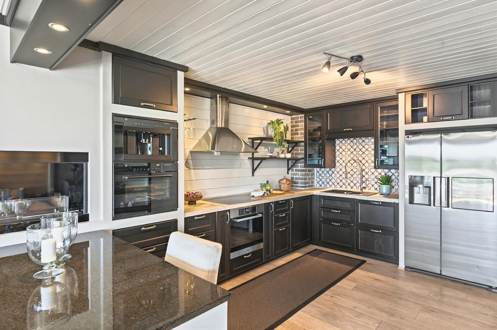 Et godt utstyrt kjøkken med god skap- og benkeplass, og integrerte hvitevarer Galleribilde