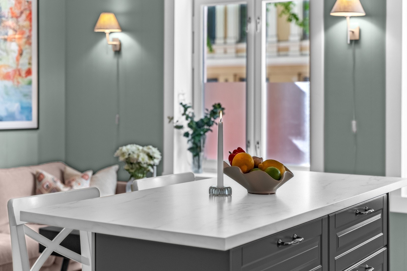 Kjøkkenøy mellom stue og kjøkken gir ekstra benkeplass og er perfekt for sosial matlaging Galleribilde