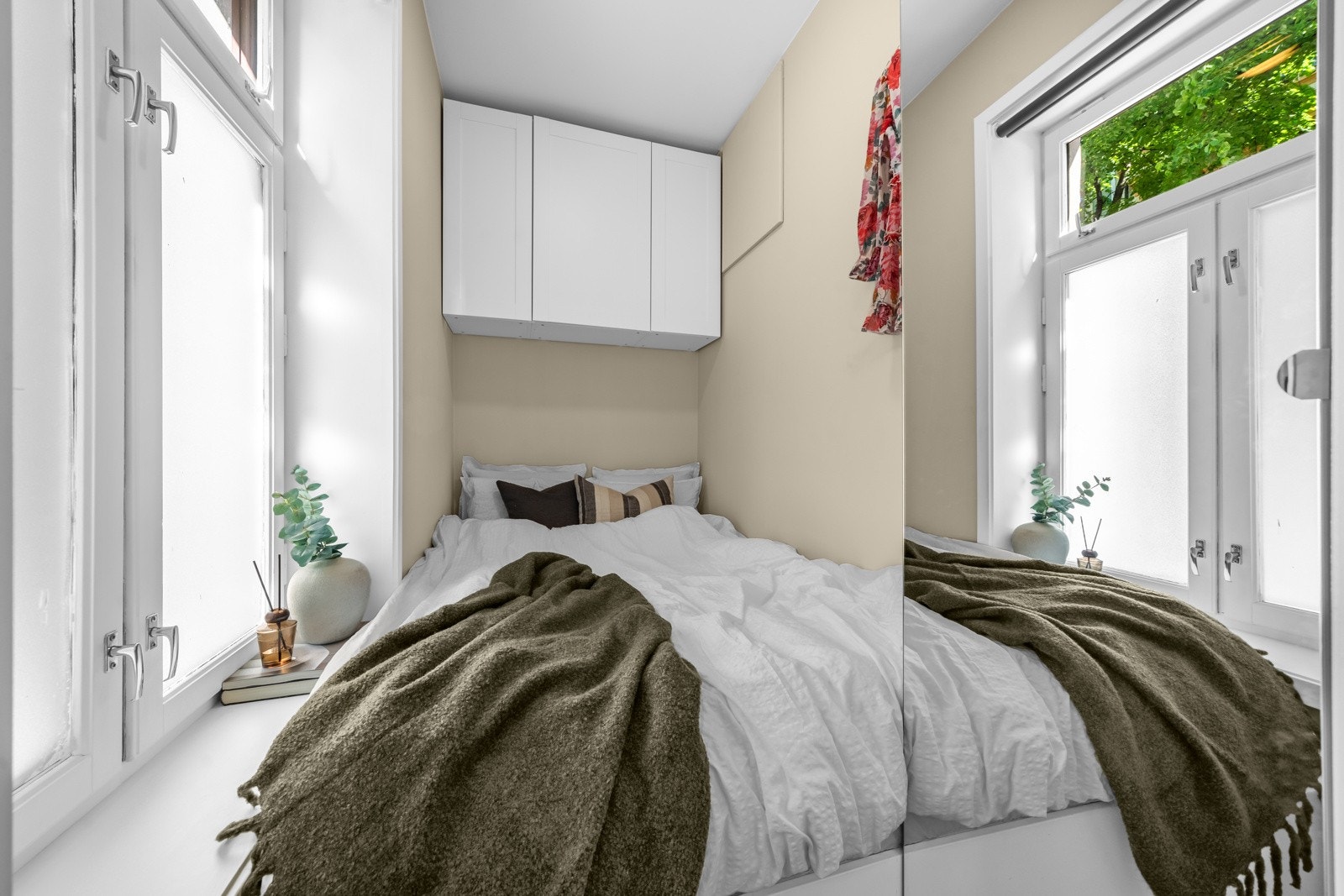 Soverom med dobbeltseng og garderobeskap Galleribilde