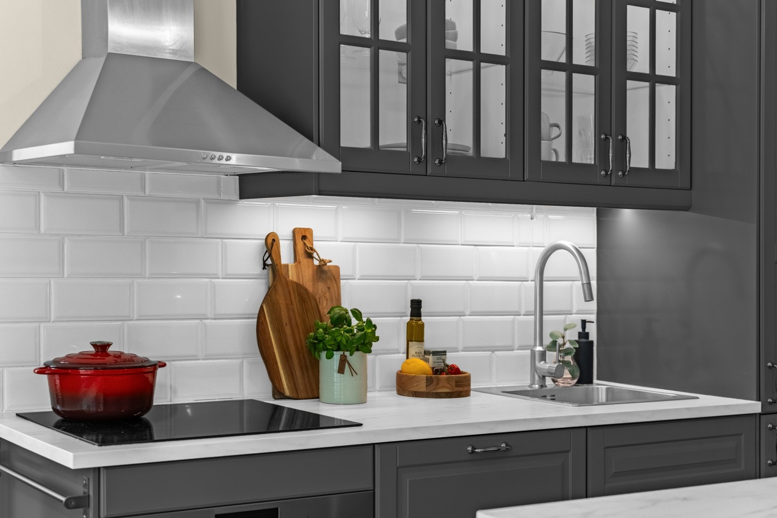 Pent kjøkken med integrerte hvitevarer Galleribilde