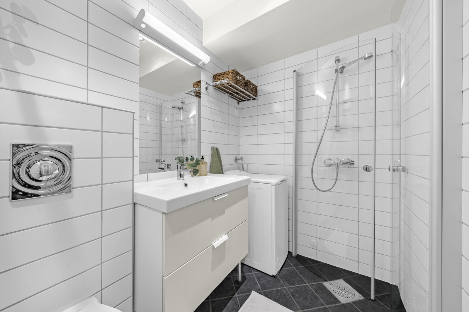 Delikat baderom med gulvvarme og opplegg for vaskemaskin Galleribilde