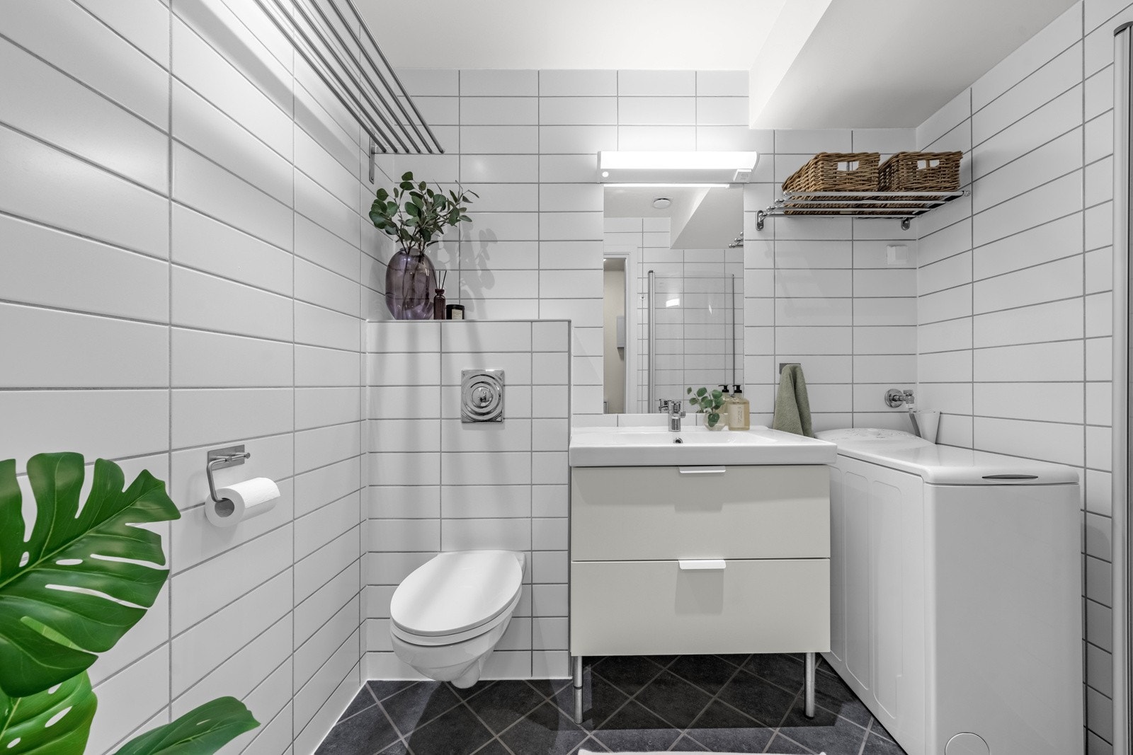 Delikat baderom med gulvvarme og opplegg for vaskemaskin Galleribilde