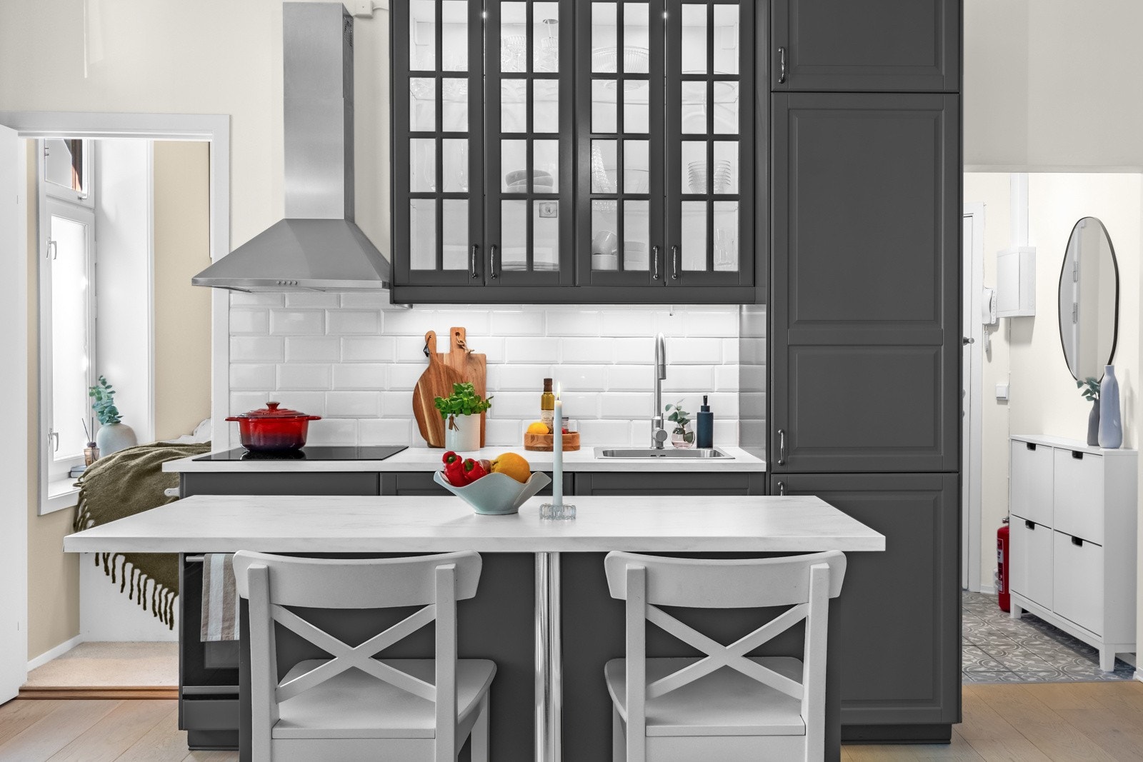 Pent kjøkken med integrerte hvitevarer Galleribilde