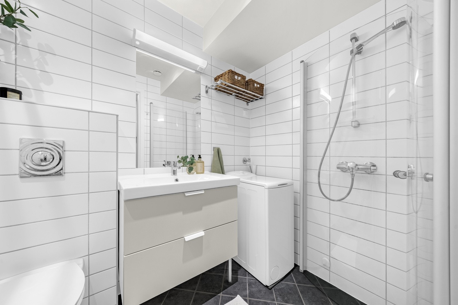 Delikat baderom med gulvvarme og opplegg for vaskemaskin Galleribilde