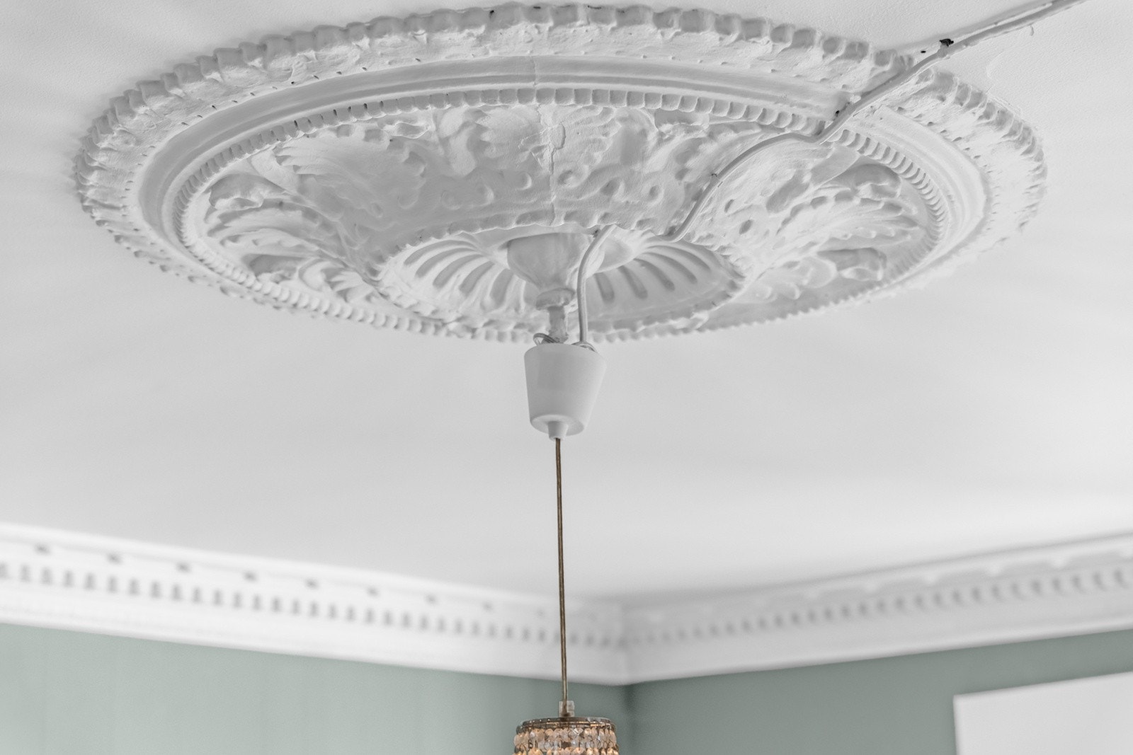 Klassiske detaljer som stukkatur og rosett i himlingen Galleribilde