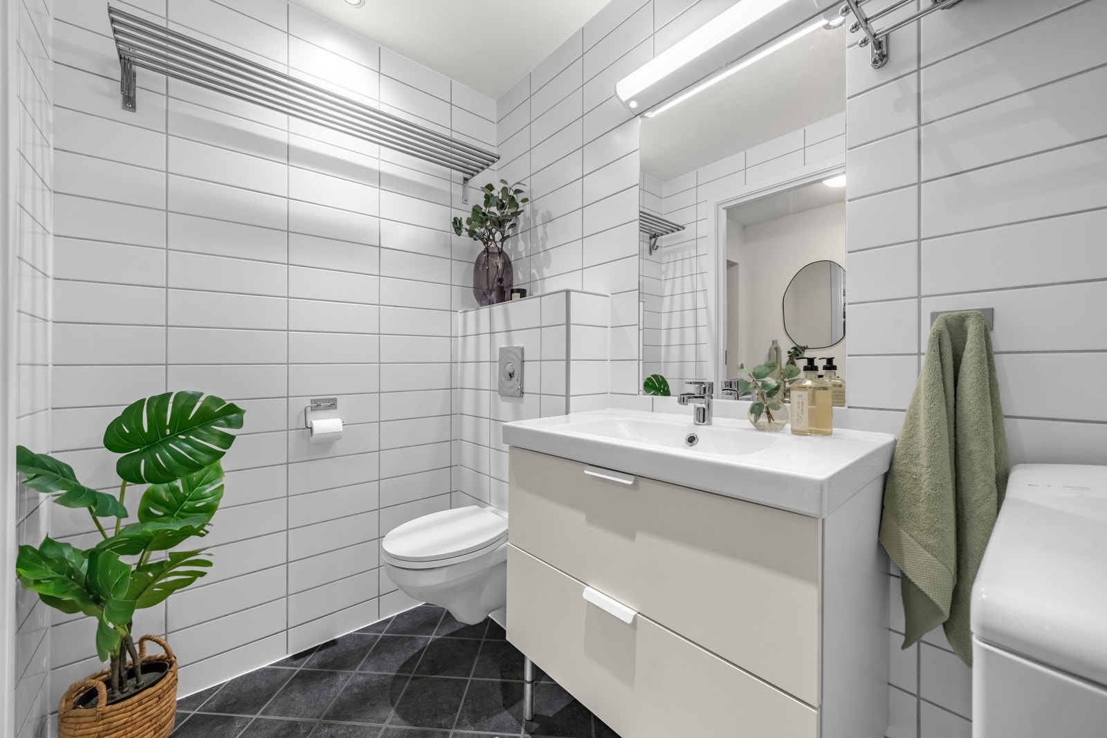 Delikat baderom med gulvvarme og opplegg for vaskemaskin Galleribilde