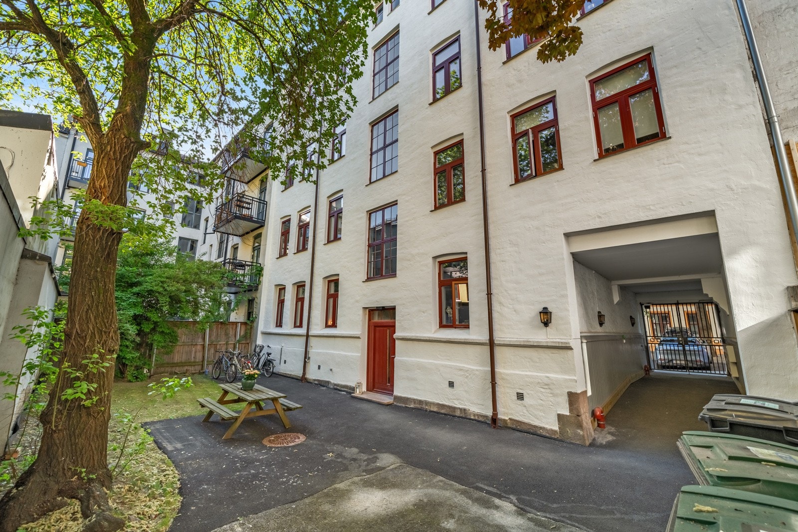 Det ble skiftet vinduer og renovert fasaden mot bakgården i 2023/24 Galleribilde