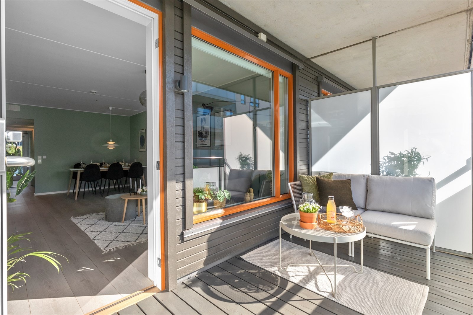 Fra stuen er det utgang til vestvendt balkong på 7,5 kvm med sol på ettermiddag og kveld midtsommers Galleribilde