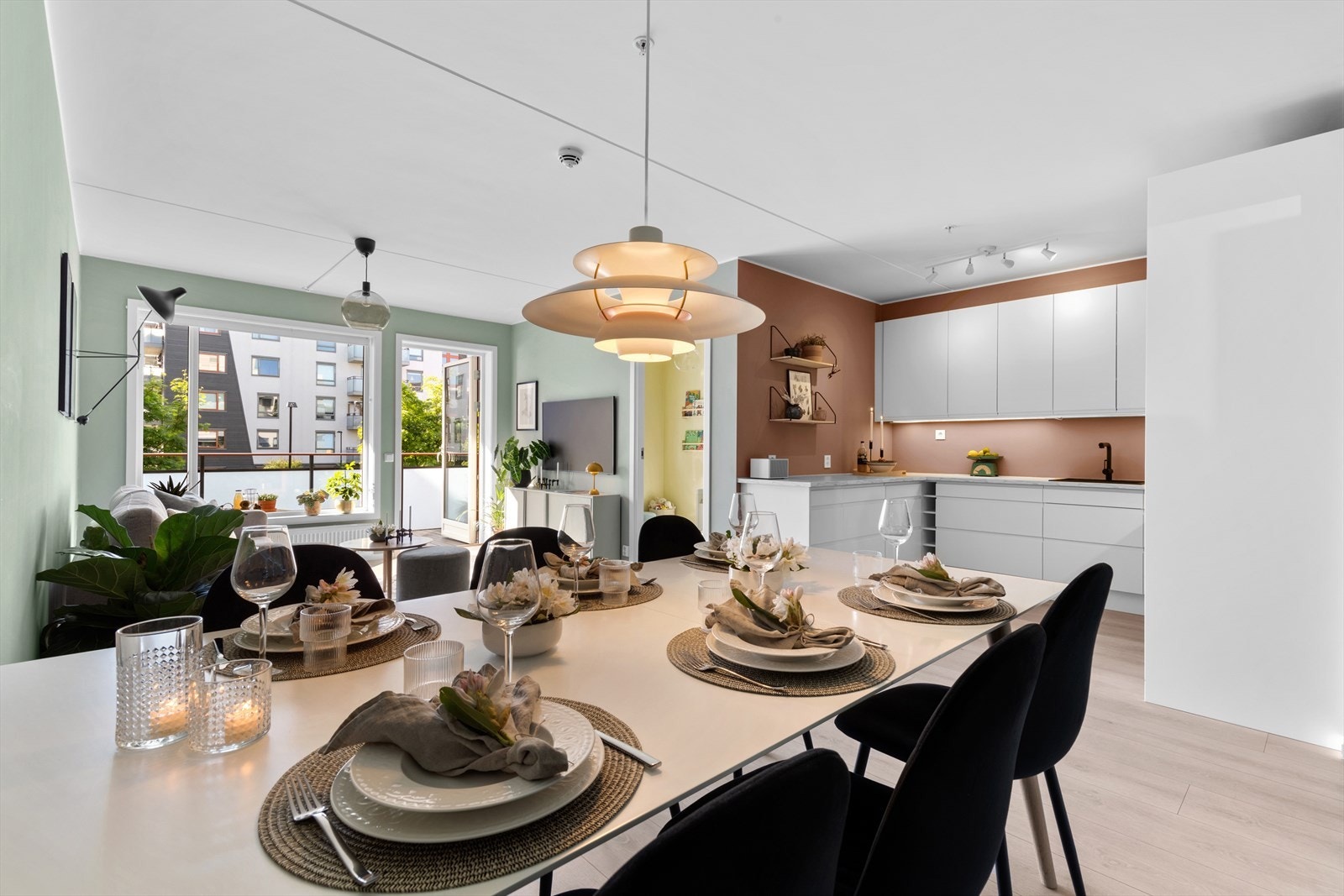 Luftig og åpen løsning mot kjøkken Galleribilde