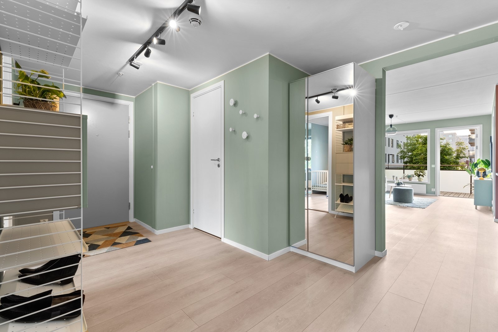 Gang med lagringsplass i garderobe og knagger Galleribilde