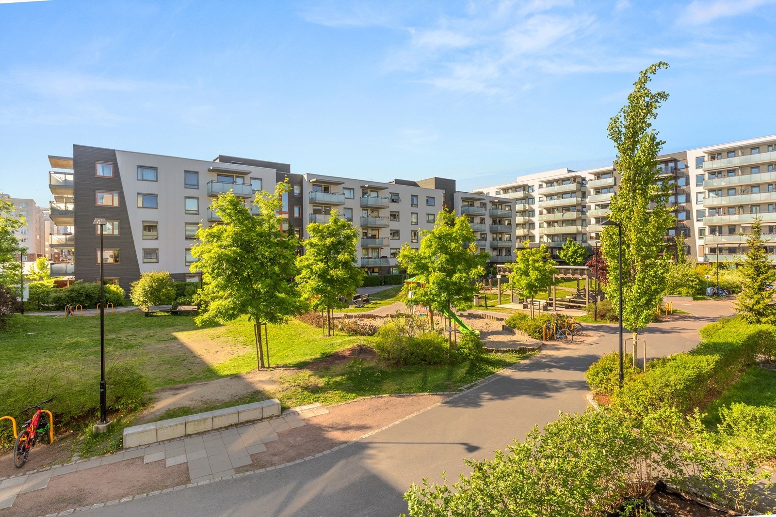 Rett utenfor boligen er det parkmessig fellesareal til glede for store og små Galleribilde