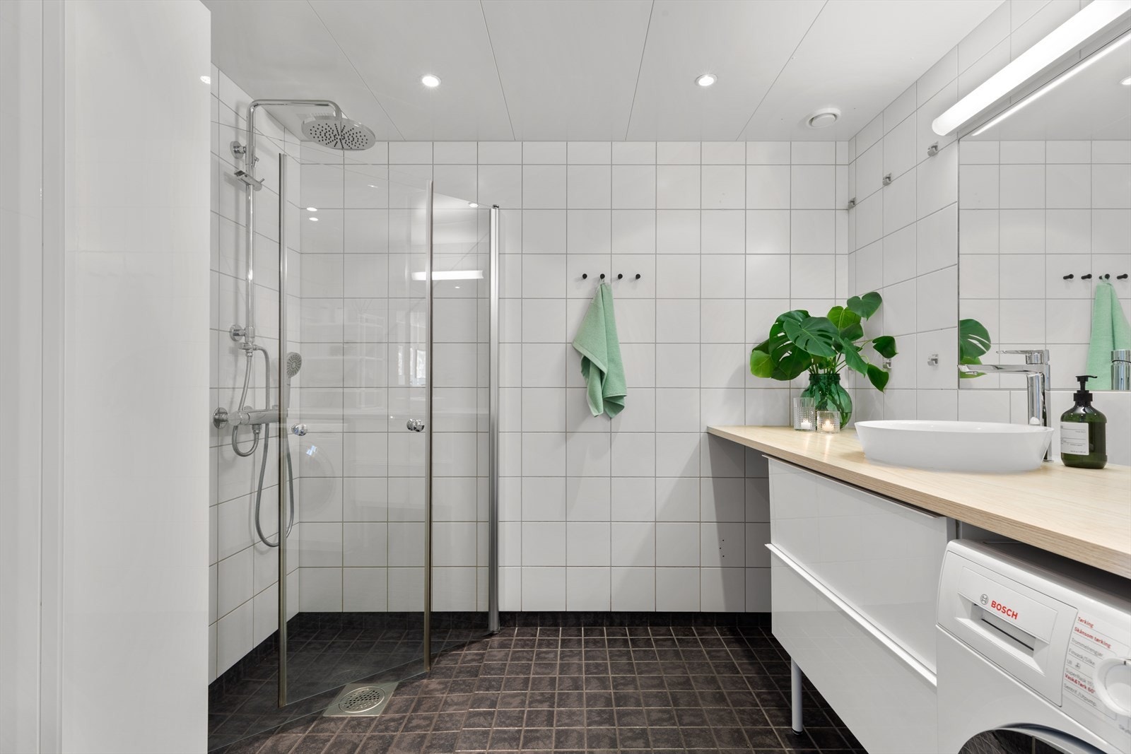 Pent helfliset bad med varmekabler i gulv og downlights i himling Galleribilde