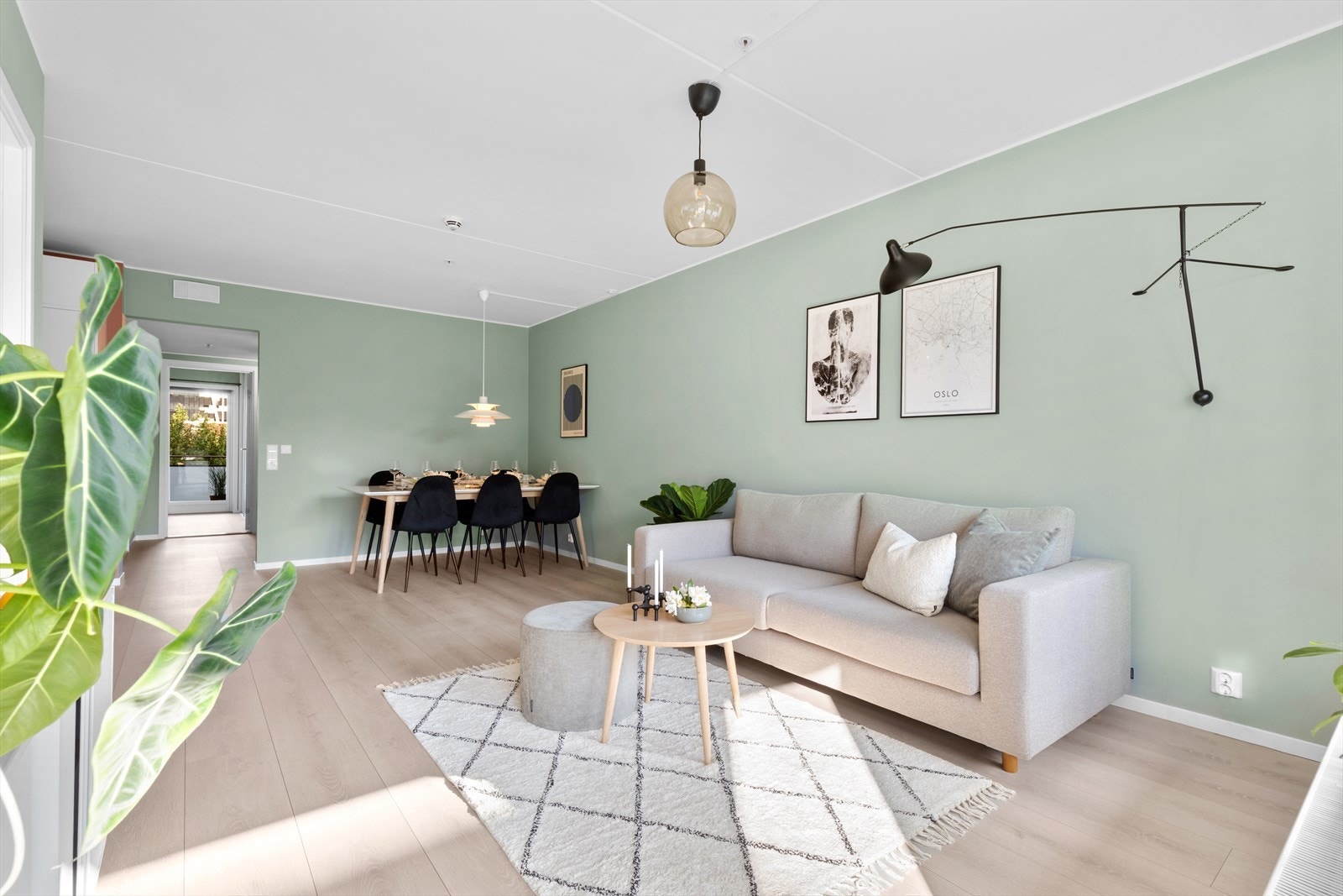 Stuen har god plass til sofagruppe, mediemøbel og spisestue Galleribilde