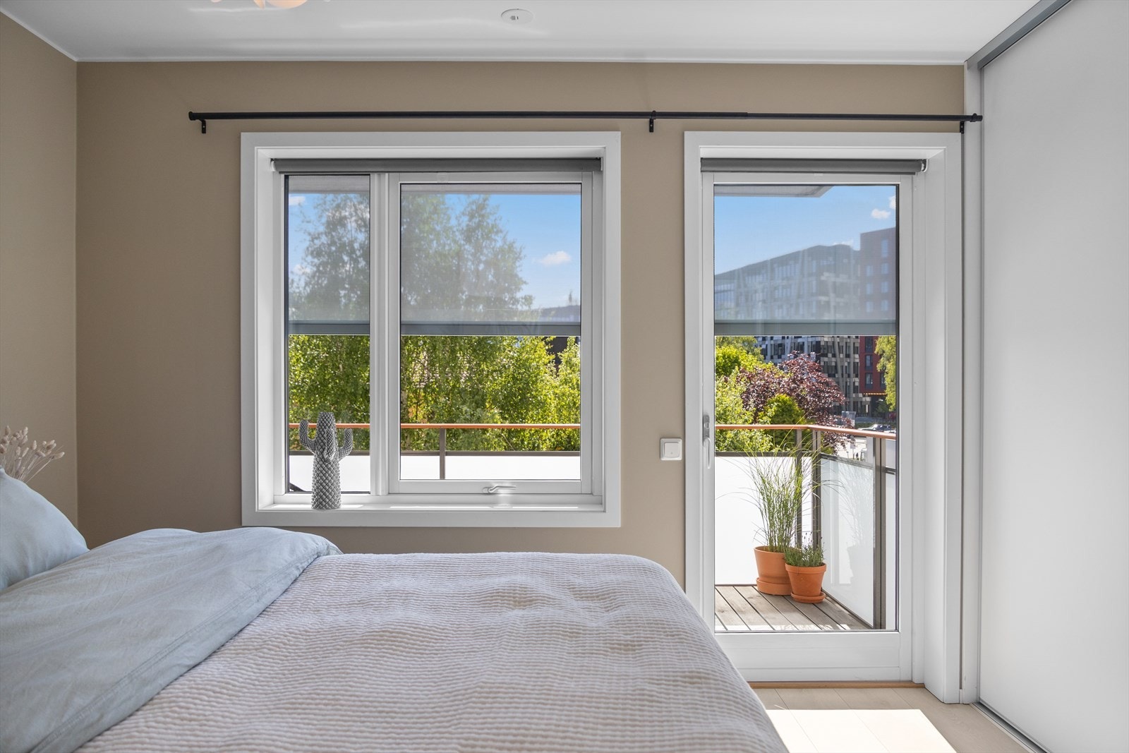 Eier har montert utvendige, elektriske screens som skjermer for både innsyn og varme i sommermånedene Galleribilde