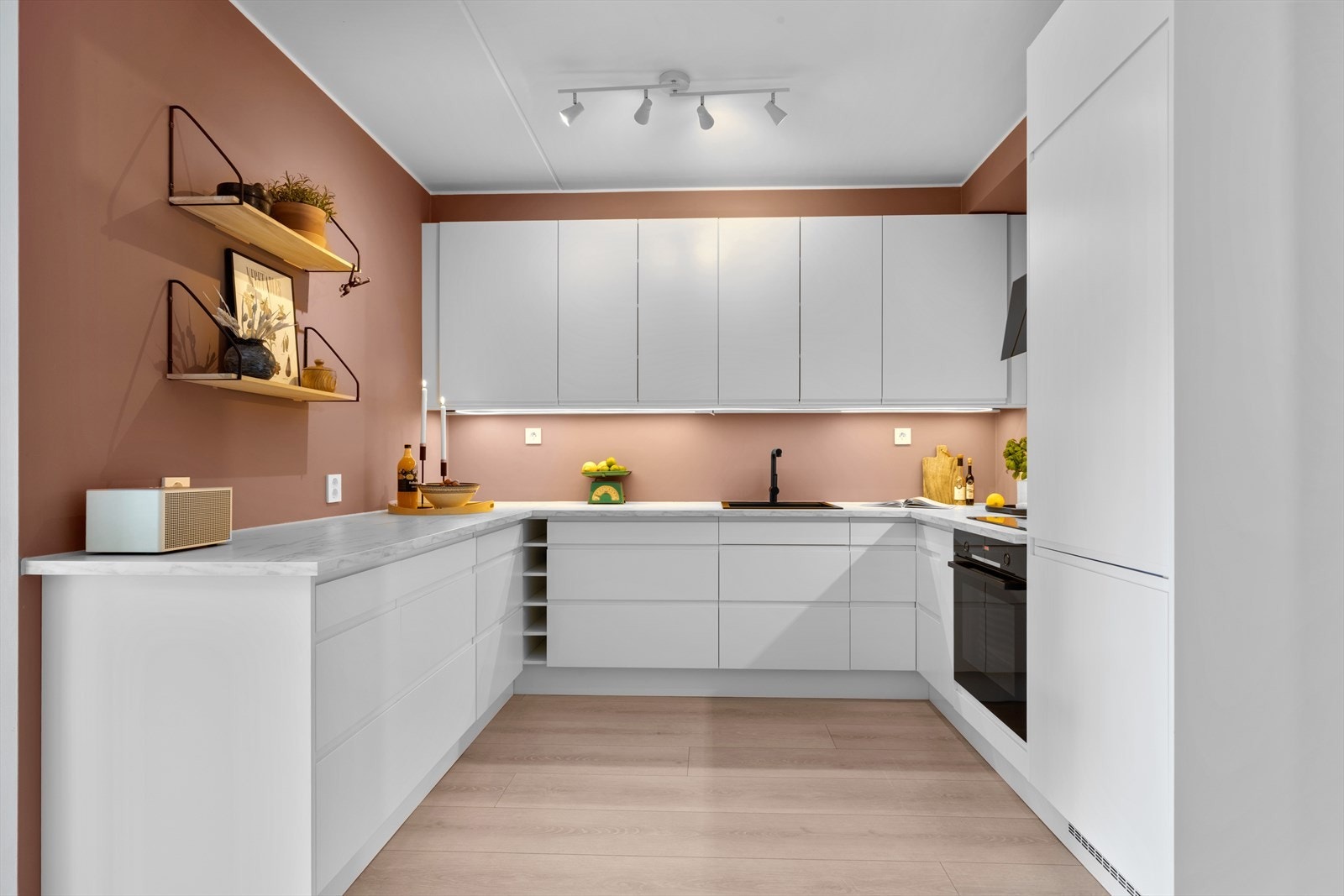 Kjøkkenet er praktisk designet som en hestesko med gode lagringsløsninger og arbeidsflater Galleribilde