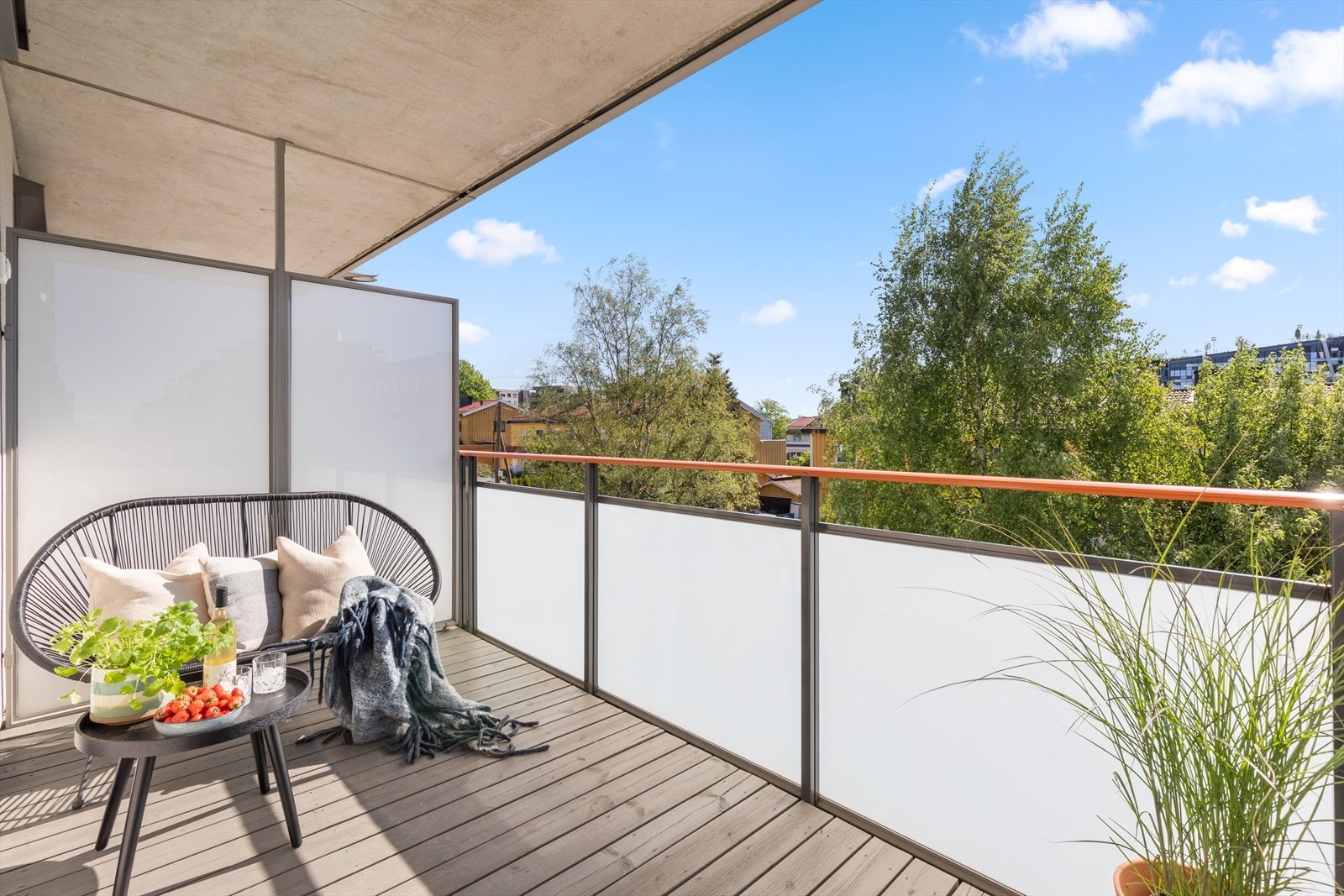Balkongen har plass til sittegruppe og annet ønsket møblement Galleribilde