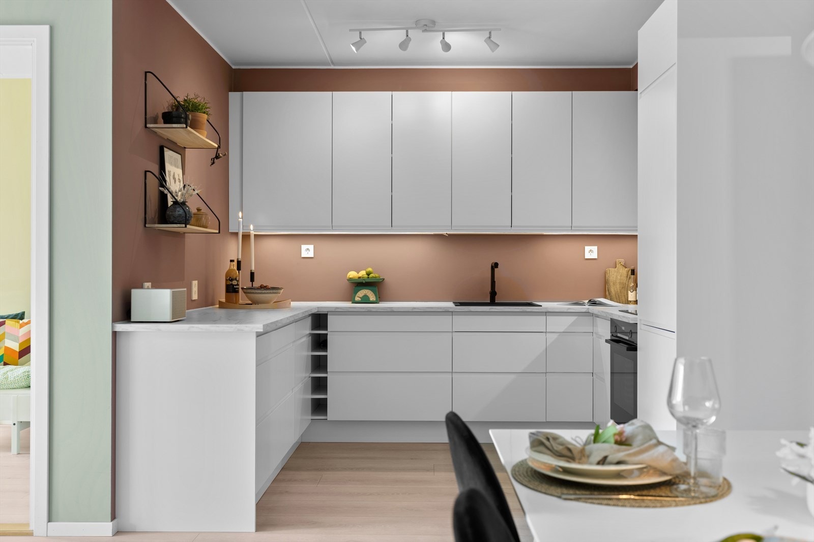 Hvitevarene inkluderer kjøl/frys, stekeovn, induksjonstopp og oppvaskmaskin. Ventilator over kokeplass Galleribilde