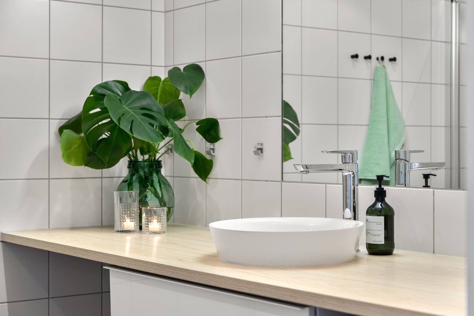 Badet har lagringsplass i skuffer og høyskap Galleribilde