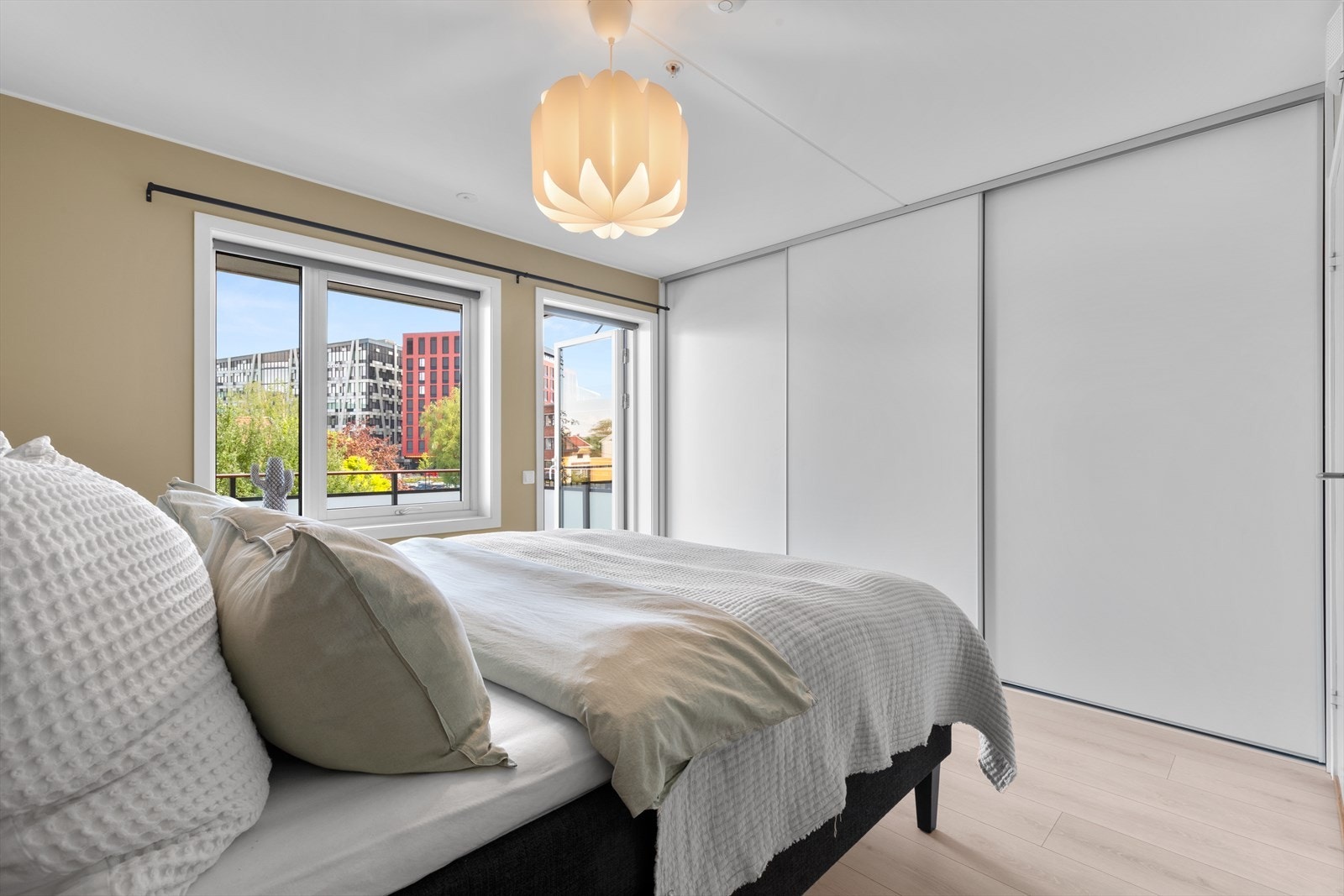 Rommet har takhøy skyvedørsgarderobe fra vegg til vegg med rikelig lagringsplass Galleribilde