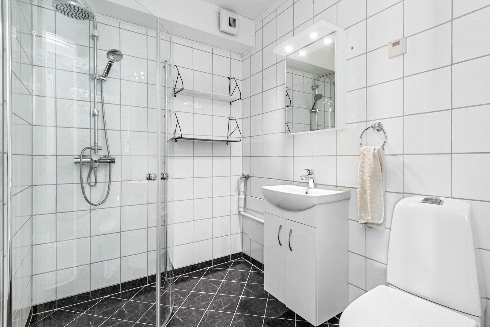 Flislagt bad med varme i gulv. Galleribilde