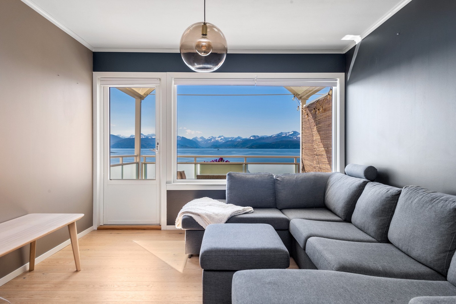Stuen har god plass til romslig sofagruppe. Galleribilde