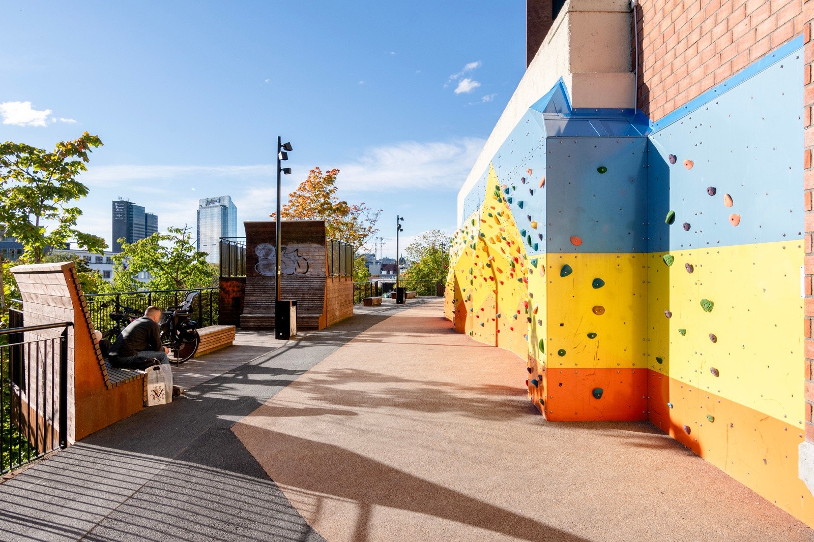 Borettslagets egen klatrevegg gir mulighet for trening og lek i hverdagen Galleribilde