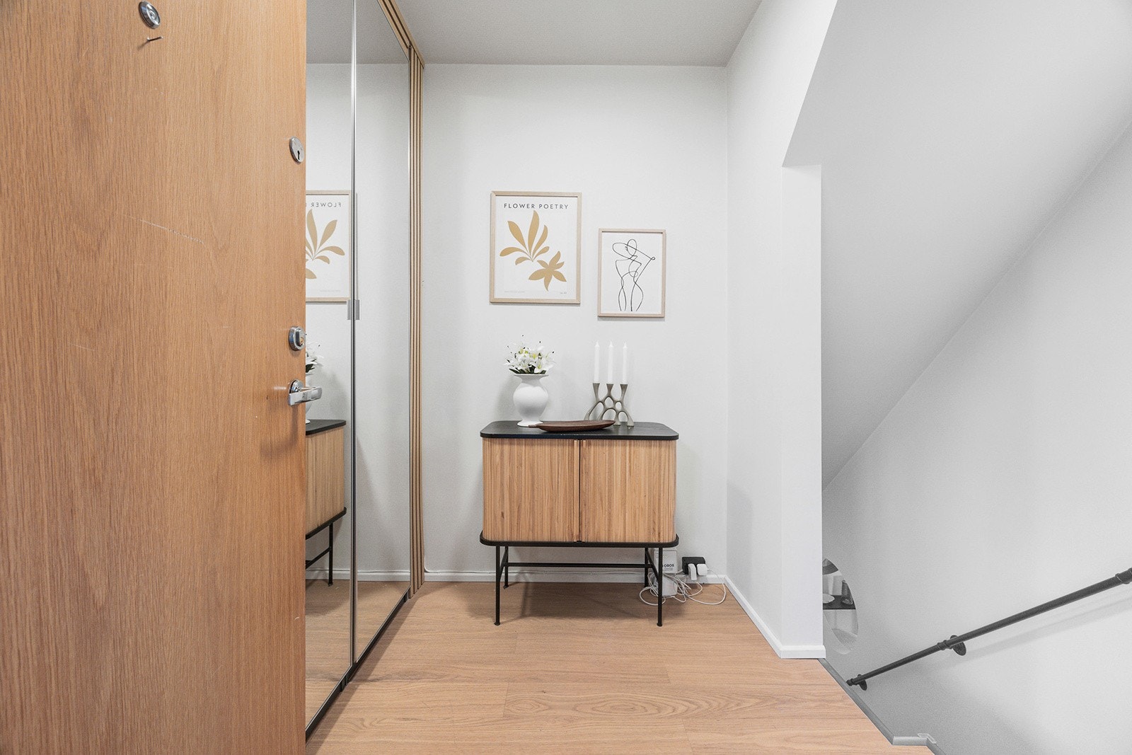 Entré i 2. etasje med garderobeskap. Trapp ned til resten av leiligheten som ligger i 1. etasje. Galleribilde